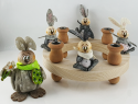 Holzfigur Osterhasenkind sitzend mit Filzohren weißbeige, Filzpfoten, H 7,5 cm, für Holzkränze