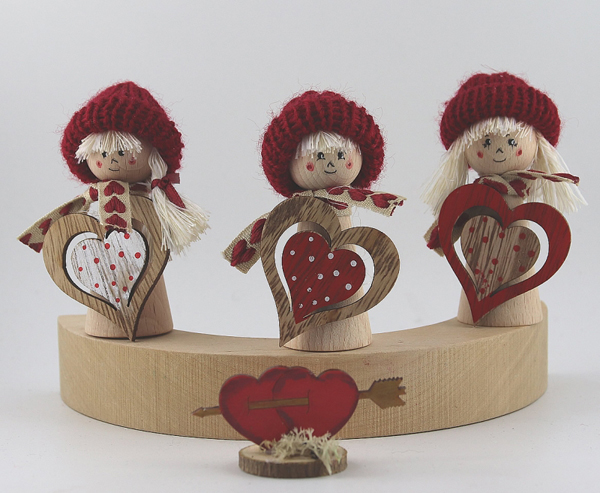 Valentinstag - Junge mit großem Holzherz und Herzband, H 8cm