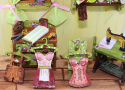 Miniatur Nähstube / Nähzimmer mit Nähmaschine, Bügelbrett, Nähutensilien, hellgrün, rosa, zum Stellen oder Hängen, handbemalt
