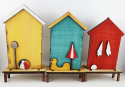 Großes Strandhaus mit Surfbrett, Flip Flops, rot, H 16 cm, handbemalt
