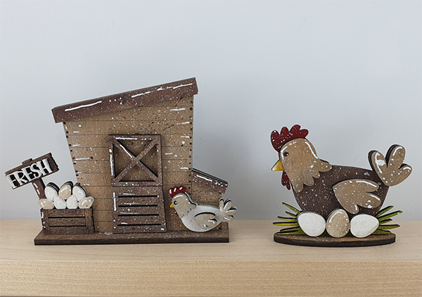 Hühnerhaus mit Eierkorb und Henne, handemalt, für Holzkränze, h 7 cm
