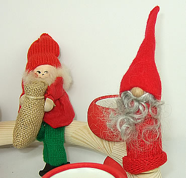 gnome sitting with a sac, red/green