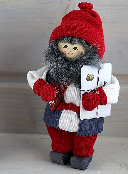 Butticki Weihnachtsmann mit Geschenk, rot/weiß, H 14 cm