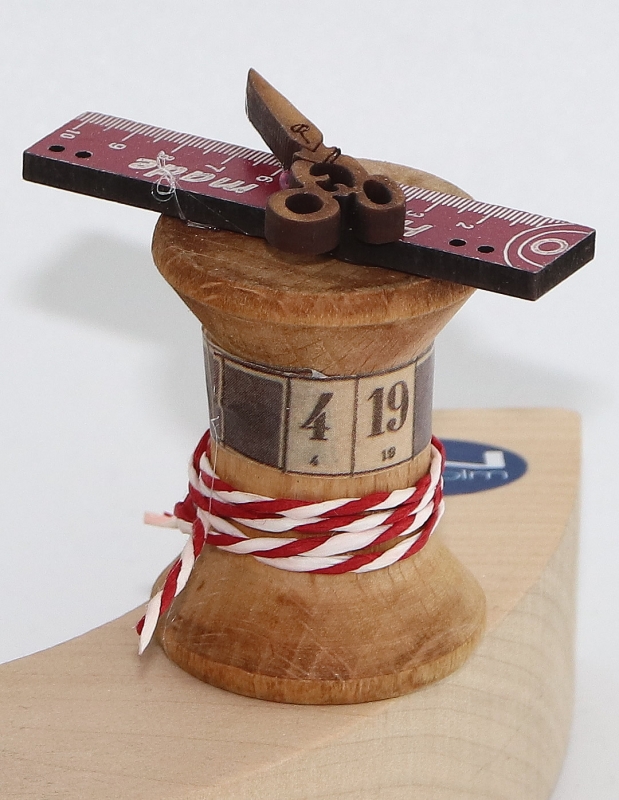 Vintage Kranzstecker Garnrolle mit Maßband/Schere, H 4,5 cm