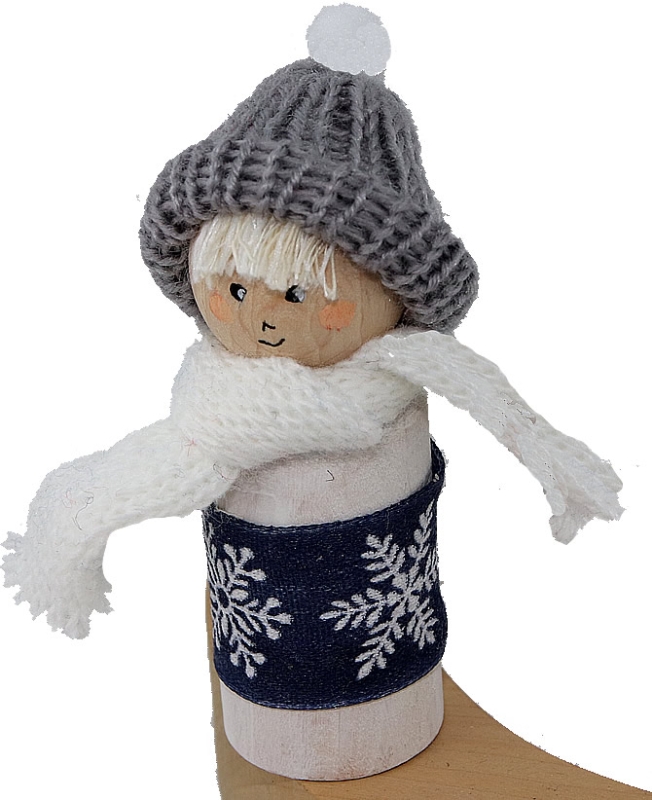 Winterjunge mit Schneeflockenband blau, graue Strickmütze, weiß, H 10 cm