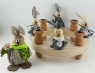 Holzfigur Osterhasenkind sitzend mit Filzohren dunkelgrau, Filzpfoten, H 7,5 cm, für Holzkränze