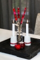 Aarikka Nuppu Kerzenhalter weiß mit Holzperlenkette rot, für Teelichthalter u. Kerzen, h 9,5 cm