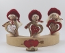 Valentinstag - Mädchen mit großem Holzherz und Herzband, H 8 cm