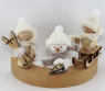 Schnee Wichtel mit Ski, Schal und Strickmütze, weiß/beige, H 9 cm, Kranzfigur