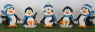 Holz Pinguin mit Tupfen Mütze/Schal und Füßen, flach, H 10 cm, Linksblick, Kranzfigur