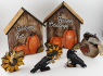 Display Holzhaus mit Kürbissen, Schrift Autumn Blessings (Herbstsegen), h 16,5 cm, handbemalt, braun, orange