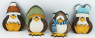 Holz Pinguin sitzend mit hellblauer Pudel-Mütze, H 8 cm