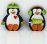 Holz Pinguin sitzend mit Ohrwärmern/hellgrünem Muff, Herz, H 7 cm