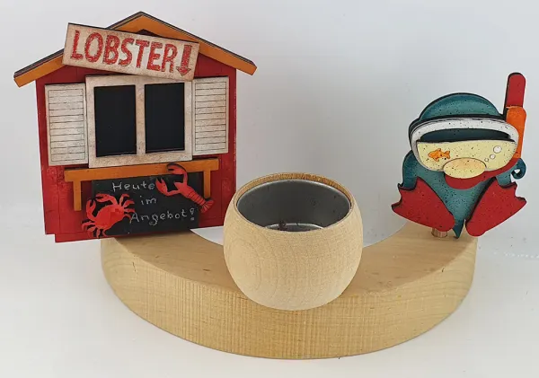 Fischimbiss mit Angebostsschild Krabbe und Krebs, Steckfigur Fischstand