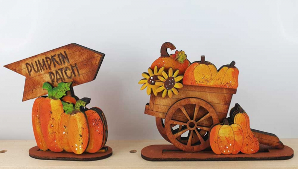 Herbstdekoration, Holzschild mit Kürbis, Handkarre mit Kürbissen, Sonnenblumen, Steckfiguren für Sebastian Holzkränze