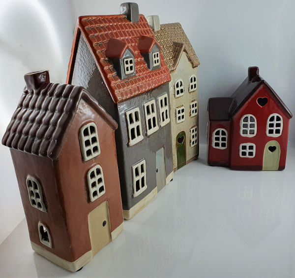 Det Gamle Apotek daänisches Keramikhaus mit Anbau für Teelichter, rot, H 15 cm