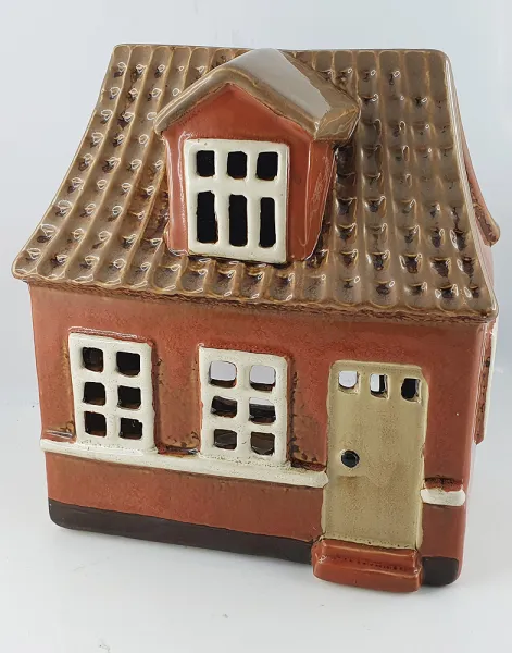 Det Gamle Apotek breites, dänisches Keramikhaus mit Dachfenster für Teelichter, braun