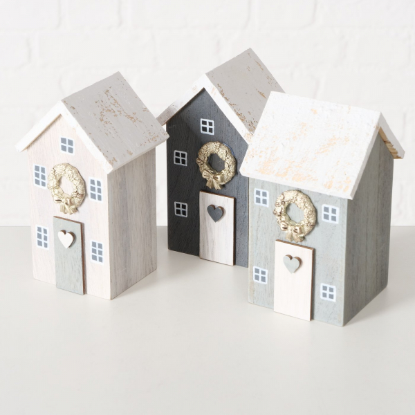 kleine Holzhäuser mit Türkranz und Herz, weiß shabby grau