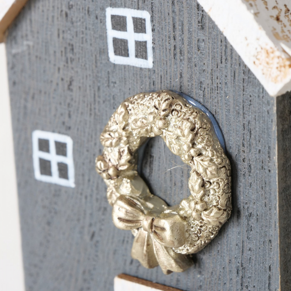 kleines Holzhaus mit Türkranz silber
