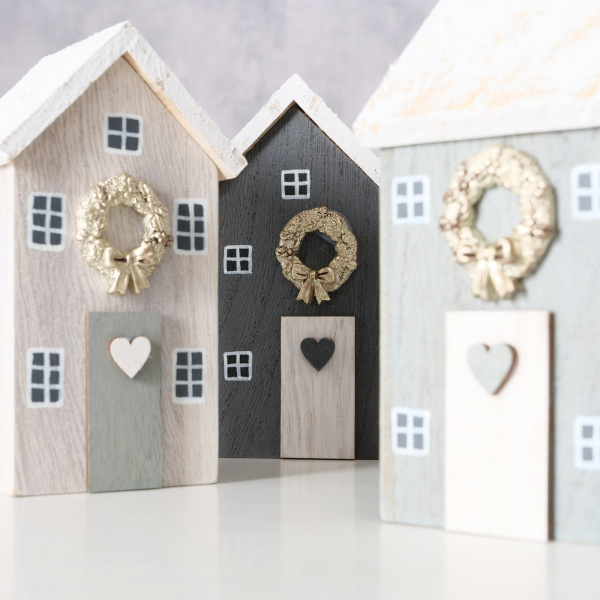 kleine Holzhäuser mit Türkranz und Herz, weiß shabby grau