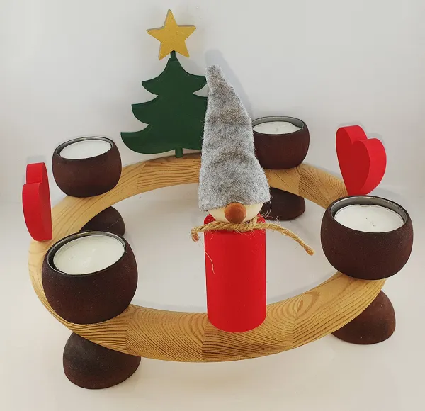 Sebastian Tomte rot mit hellgrauer Filzmütze auf Sebastian Holzkranz, skandinavische Weihnachtsdekoration