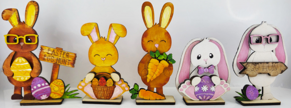 handbemalte Osterhasen mit Ostereiern, Karotten, Eierkorb, Steckfiguren Sebastian Holzkränze