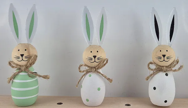 Lustige Holz Osterhasen mit langen Metallohren weiß, türkis