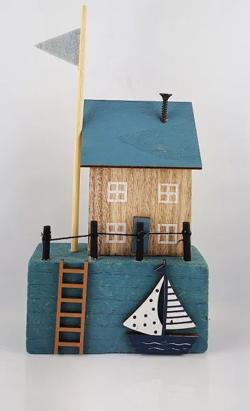 Maritimes Haus mit Fahne, Segelboot und Leiter, 10x4xH21cm, blau-weiß-natur