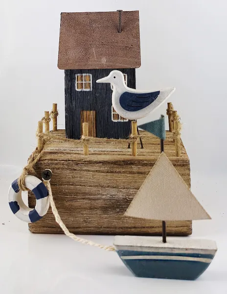 Haus am Steg mit blau/weißen Rettungsring und Segelboot, blau weiß, 13x11,5xH17cm