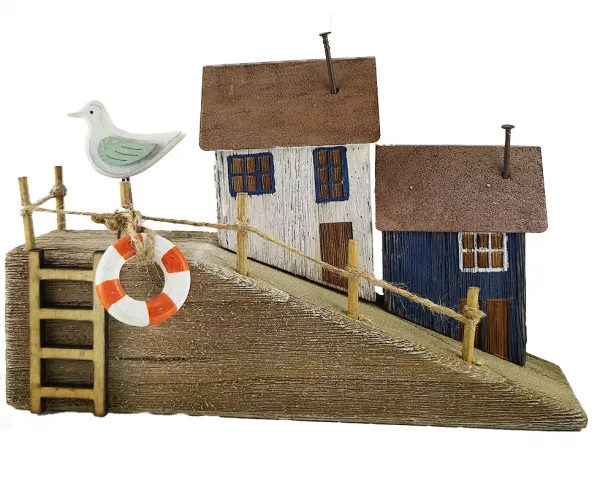 Häuser am Steg mit Möwe, rot/weißen Rettungsring und Segelboot, 25x6xH16cm Häuser am Steg mit Möwe, rot/weißen Rettungsring und Segelboot, 25x6xH16cm