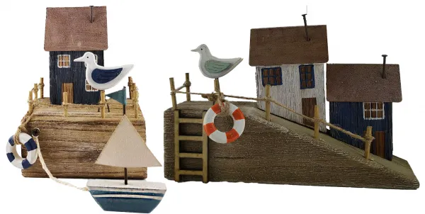 Haus am Steg mit blau/weißen Rettungsring und Segelboot, blau weiß