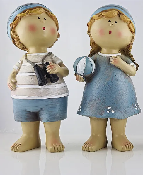 Maritime Kinder mit Wasserball oder Fernglas, hellblau weiß