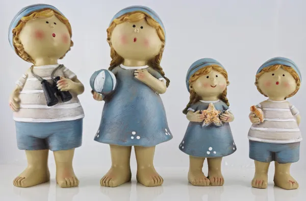 Maritime Kinder mit Muschel, Ball und Fernglas