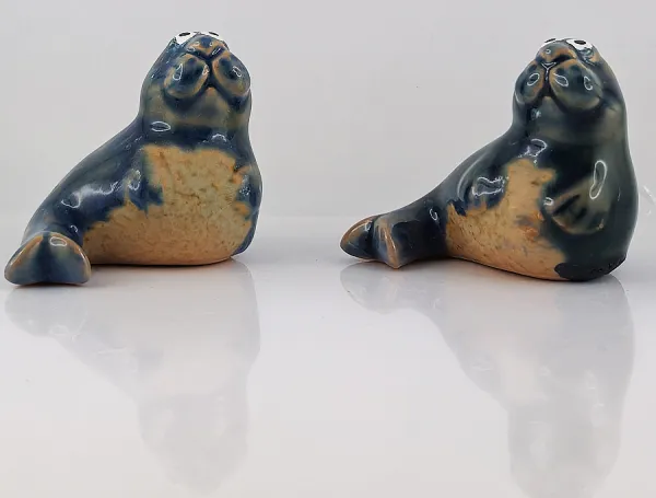 2 Keramik Seehunde blau, beige seitlich und nach vorne blickend