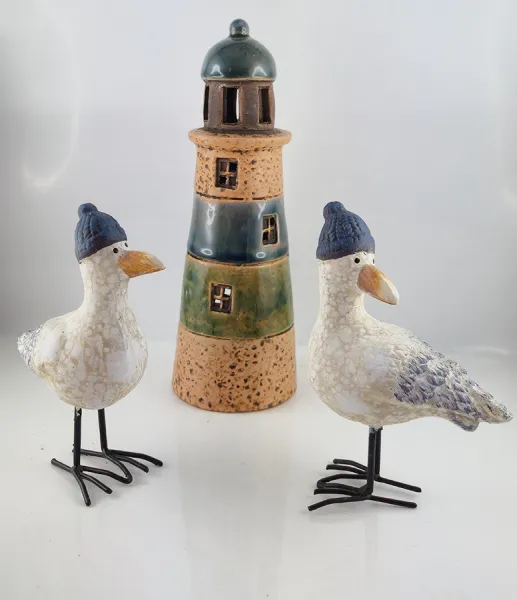 Keramik Möwen mit blauer Seemannsmütze, Leuchtturm