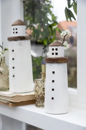 großer Leuchtturm Leuchturm mit Balkon, Geländer weiß, braun