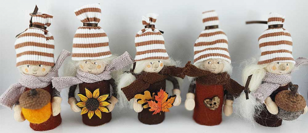 Herbstwichtel mit Ringelmütze, Schal, Filzkleidung, Filzeichel