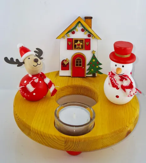 Kranzfigur Weihnachtshaus roter Briefkaten Tannenbaum Herzfensterläden h 10 cm