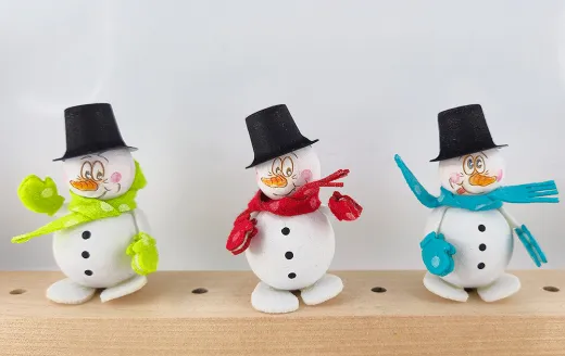 Kranzfigur lustige Schneemänner mit Hut, gepunktetem Schal und Handschuhen