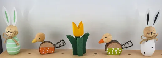 Steckfigur Holzosterhasen mit rostfarbenen Metallohren, Juteschleife, gepunktet