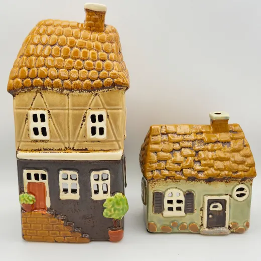 Det Gamle Apotek kleines Keramikhaus mit Steinsockel hellgrün H 13 cm