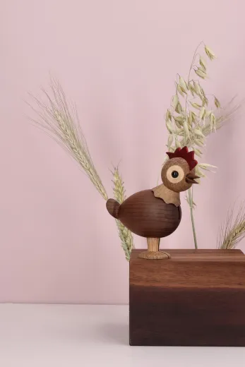 Spring Copenhagen - stolze Holzhenne mit rotem Leder Kamm