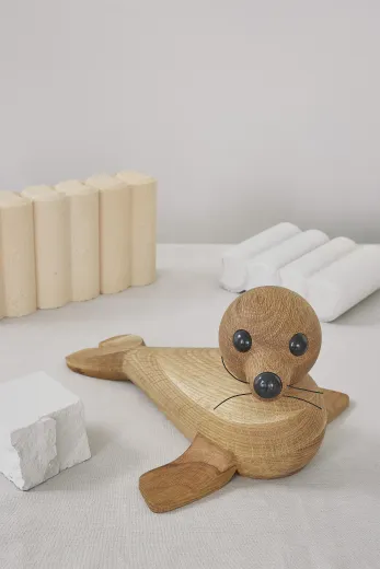 Spring Copenhagen weibliche Robbe Eichenholz h 8 cm nachhaltige Geschenkidee