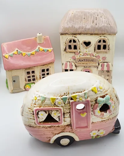 Keramikhaus Windlicht rosa Dach mit Wimpelkette, Keramikwohnwagen