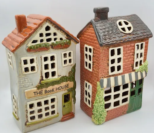 Det Gamle Keramikhaus Buchladen, Backsteinhaus mit Markiese für Teelicht hellgrau hellgrün H 21,5cm