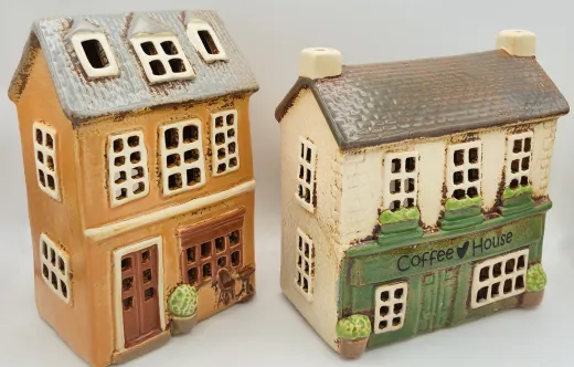 Det Gamle Keramik Haus mit Tisch Stuhl Teelichthaus gelb beige H 17cm