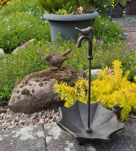 Nostalgische Vogeltränke Regenschirm mit 2 Vögeln dunkelbraun H 30 cm