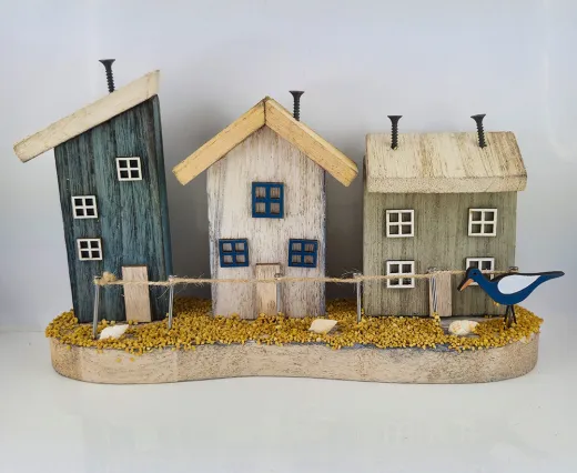 Maritime Häuserreihe mit 3 Holzhäuschen und Vogel, 26x7xH16cm, blau-weiß-natur