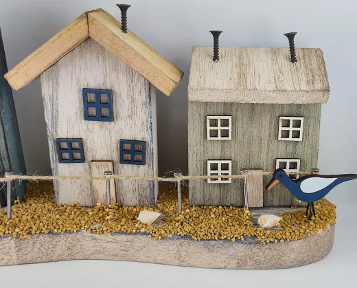 Maritime Häuserreihe mit 3 Holzhäuschen und Vogel, 26x7xH16cm, blau-weiß-natur