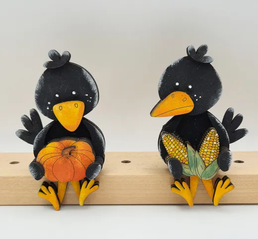 Kranzfigur großer Rabe sitzend mit Maiskolben 3D schwarz orange Herbstdekoration h 9 cm